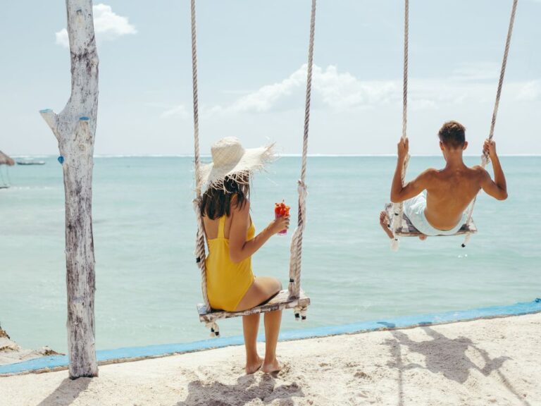 Couple-sur-une-balancoire-au-bord-de-la-mer-1-1